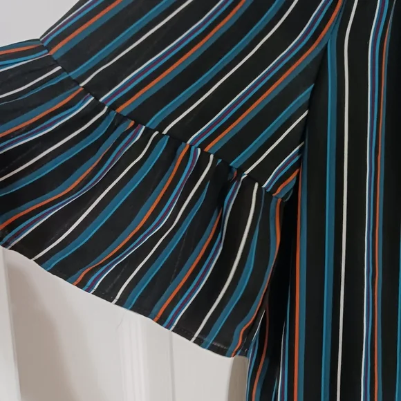 Slight off-shoulder shift blouse - Picture 3 of 10